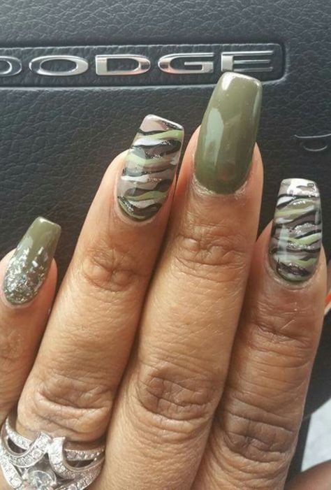 Camouflage nail design Camo Nail Art, Pinstripe Nails, Army Nails, Camouflage Nails, Black Gel Nails, Camo Nails, Unghie Nail Art, Country Nails, Her Nails