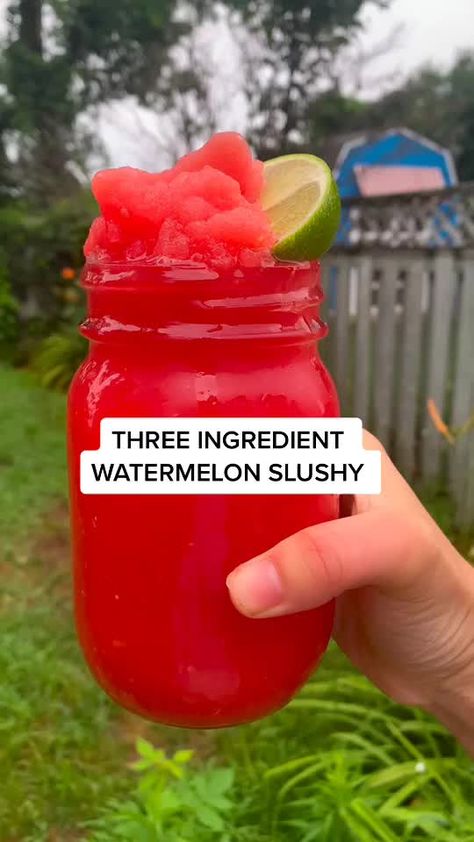 Watermelon Slushy Recipe, Watermelon Slushies, Watermelon Slushy, Resep Starbuck, Resep Smoothie, Slushie Recipe, Easy Healthy Smoothies, Smoothie Drink Recipes, Starbucks Drinks Recipes