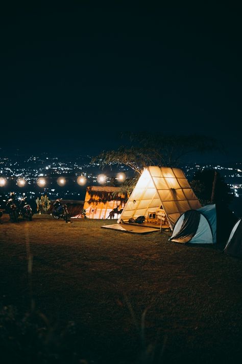 A beautiful collection of camping to help you get some ideas | Camper outdoor set up | Permanent campsite ideas | Camp site set up | Tent Setup Ideas, Camp Site Set Up Ideas, Camp Site Set Up, Campsite Setup, Aesthetic Camping, 4 Season Tent, Travel On A Budget, Night Under The Stars, Camping Site