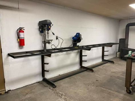 Welding Workshop, Garage Workshop Layout, Workshop Layout, Welding Shop, Work Benches, Art Projects Ideas, Metal Artwork Wall, Welding Art Projects, Metal Furniture Design