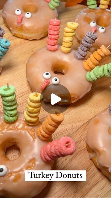 Alisha Larson on Instagram: "Turkey Donuts 🍩 Cute dessert idea for a Friendsgiving or even fun for the kids Thanksgiving morning! 🦃☺️  The Fruit Loops are more for looks but can be eaten if desired! 🫶  Ingredients:  ✨Glazed Donuts  ✨Fruit Loops ✨Candy Eyes ✨Decorating Gel  ✨Tooth Picks  Directions:  1. Incert 5 toothpicks into glazed donut.  2. Fill each toothpick with Fruit Loops by color.  3. Using decorating gel “glue” on candy eyes.  4. Break a red or orange Fruit Loop in half for the beak, using decorating gel to secure.  ENJOY! 😋  #turkeyseason #turkeyday #friendsgiving #easyrecipes #sweettreat #dessertrecipe #donuts #dessertideas #thanksgivingvibes" Preschool Thanksgiving Party, Fruit Loop Treats, Thanksgiving With Kids, Thanksgiving Turkey Treats, Turkey Desserts, Kids Brunch, Thanksgiving Morning, Turkey Treats, Christmas Treats For Gifts