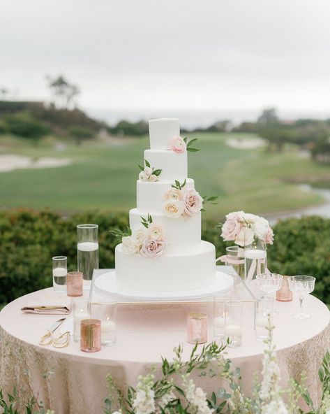 Wedding Flowers Orange, Wedding Cake Cake, Wedding Cake Setting, Garden Wedding Cake, Barn Wedding Inspiration, Pink And White Weddings, Low Centerpieces, Dream Wedding Cake, Luxury Wedding Cake