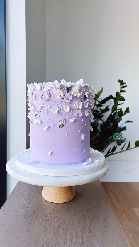 Lavender Cake With Flowers, Floral Cake Ideas Birthday, Simple Purple Cake Designs, Pretty Purple Cakes, Lavander Cakes Ideas, Violet Cake Design For Birthday, Lavender Color Cake Birthday, Lilac Cake Design, Lavender Theme Cake