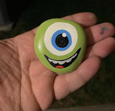 Ideas To Draw On Rocks, Painting Stones Aesthetic, Painting On Stones Ideas, Circle Rock Painting Ideas, Rick Paintings Easy, Stone Painting Easy Simple Cute, Metallic Rock Painting, Drawing On Stone, Painting On Stones