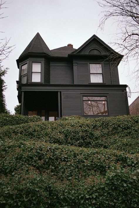 /\ /\ . Black Houses Modern Black House Exterior, Victorian House Exterior, Apartment Decorating Black, Modern Black House, Scandinavian Exterior Design, Black Houses, House Exterior Paint, Paint Your House, Dark House