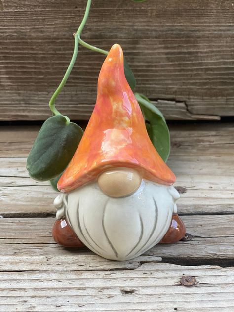 Ceramic Painted Knomes, Pottery Gnomes Ceramics, Ceramic Gnomes Ideas, Painted Gnomes Ceramics, Ceramic Gnome Painting Ideas, Pottery Gnomes, Ceramic Gnomes, Clay Gnomes, Gnome Ceramic