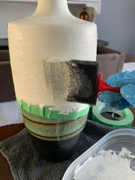 Vase Redo Diy Projects, Vase Decorating Ideas Diy Craft Projects, Paint Ceramic Vase, Diy Vase Ideas Recycling, Vase Makeover Diy, Diy Vase Makeover, Painting A Vase, Diy Ceramic Vase, Upcycled Vase