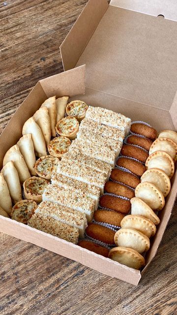 Finger Food Packaging, Snacks Box Ideas, Box Salado, Box Dulce, Snack Box Ideas, Boxed Lunch Catering, Party Food Boxes, Party Food Bars, Gourmet Box