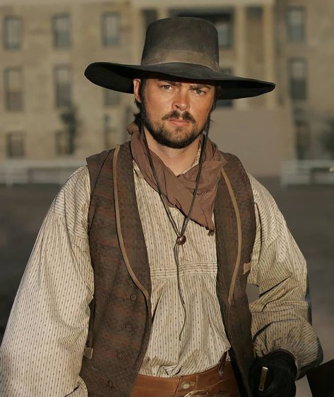 Credit to br.karl.urban on Instagram Comanche Moon, Space Western, Urban Cowboy, Karl Urban, Hollywood Actors, Hot Actors, Hollywood Actor, Art Inspo, 19th Century