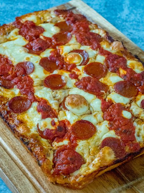 Amish Pasta, Detroit Style Pizza Recipe, Detroit Style Pizza, Detroit Pizza, Deep Dish Pizza Recipe, Square Pizza, Pizza Ingredients, Pizza Recipes Homemade, 12 Tomatoes