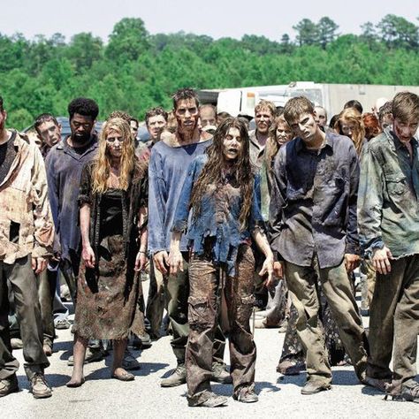 Zombies The Walking Dead, Zombie Pose, Walking Dead Zombies, Cast Iron Cleaning, A Group Of People, Dead Zombie, Zombie Costume, Fear The Walking, Living Dead