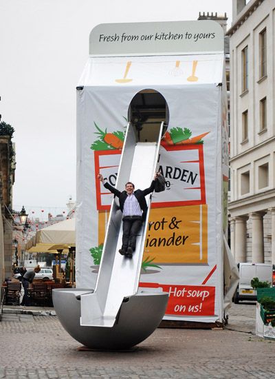 Giant soup carton arrives in Covent Garden- For every person down the ladle slide a bowl of soup was donated to the a homeless person. Interactive Campaign Ideas, Street Activation, Interactive Event Activations, Public Space Activation, Drink Sampling Activation, Brand Experience Activation, Brand Activation Ideas, Experiential Marketing Events, Guerrilla Advertising