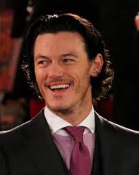 Luke Evans is beautiful. His teeth are one of the main reasons why he's so pretty. His canine teeth aren't even human looking. He's like a vampire. I guess that's why he played one. Dracula Actor, Luke Evans Actor, Luke Evans Dracula, Dracula Untold, Canine Tooth, Sharp Teeth, Luke Evans, Pretty Men, Dracula