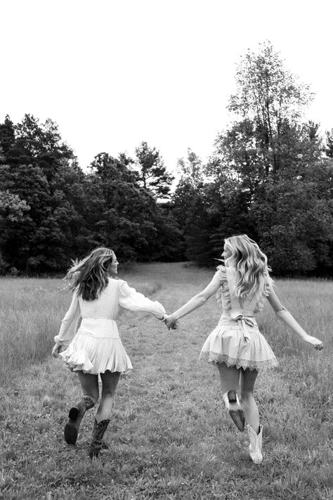 Best Friend Pictures In A Field, Senior Picture Ideas For Best Friends, Best Friend Pictures Outside, Birthday Photoshoot With Best Friend, Senior Pics Best Friends, Pictures To Take With Bestie, Cute Photoshoot Ideas With Best Friend, Summer Photoshoot With Friends, Friend Field Photoshoot