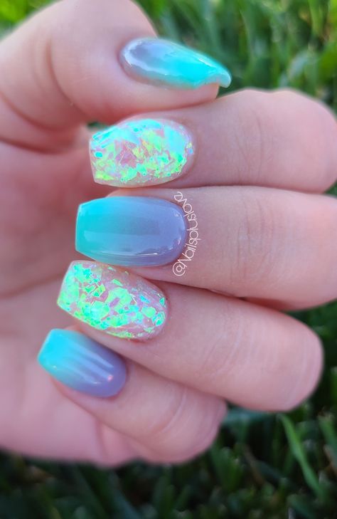 Mermaid Nails Design Glitter, Mermaid Nail Designs For Short Nails, White Acrylic Nails With Glitter, Gel Nail Mermaid Design, Mermaid Theme Acrylic Nails, Mermaid Nail Powder, Sparkly Aqua Nails, Cruise Nails, Gold Glitter Nails