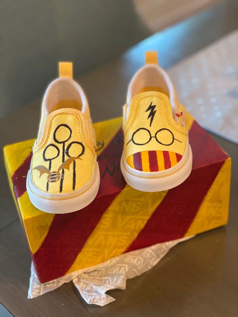 Hand Painted Shoes Diy, Hand Painted Shoes Ideas, Vans For Kids, Canvas Shoes Diy, Harry Potter Shoes, Paint Jeans, Hand Painted Vans, Vans Painted, Diy Gifts Cheap