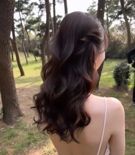 Asian Wedding Hair, Grad Hairstyles, Curled Prom Hair, Simple Prom Hair, Guest Hair, Graduation Hairstyles, Wedding Guest Hairstyles, Prom Hairstyles For Long Hair, Wedding Hair Down