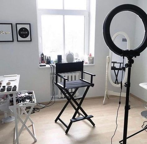 Makeup Artist Room Ideas, Makeup Salon Ideas, Makeup Artist Room, Makeup Artist Chair, Artist Chair, Makeup Studio Decor, Black Makeup Artist, Pose Photography, Home Studio Photography