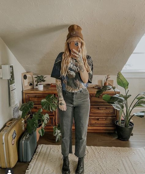 Indie Mom Outfits, Alternative Granola Outfits, Edgy Outdoorsy Style, Alt Granola Outfits, Granola Goth Aesthetic, Edgy Granola Style, Grunge Granola Aesthetic, Grunge Teacher Outfits, Cute Barista Outfit