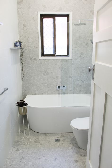 Freestanding Bathtub Shower Combo, Small Bathroom With Bath, Tub Shower Combo Remodel, Shower Bath Combo, Freestanding Bathtub Shower, Small Bathroom With Tub, Freestanding Bath With Shower, Bathroom Freestanding, Bathroom With Tub