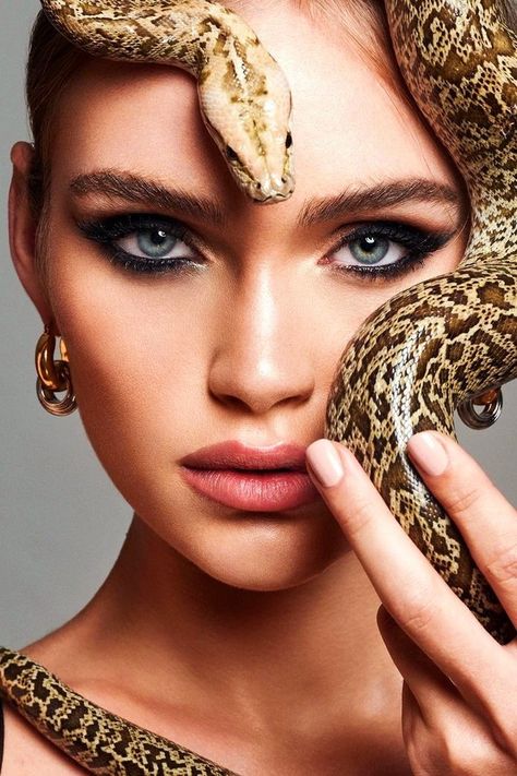 Spider Photoshoot, Snake Photoshoot, Snake Princess, Models Without Makeup, Snake Photos, Mother Baby Photography, 20th Bday, Animal Photoshoot, Medusa Art