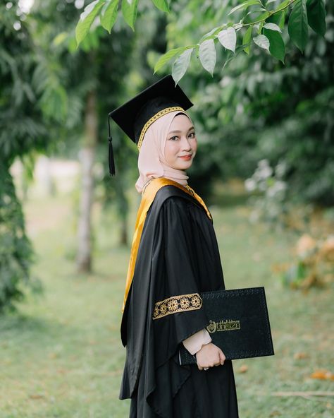 Best Graduation Poses, Self Photo Poses Ideas, Preconvo Photoshoot Ideas, Graduation Photoshoot Women, Photography Poses Graduation, Graduation Poses Women, Graduate Photo Ideas, Photo Graduation Ideas, Convo Photoshoot Idea