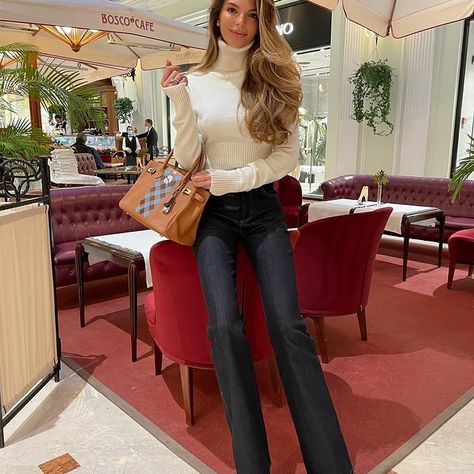 Hermes Egerie Sandal Outfit, Vineyard Outfit, Classy Vintage Outfits, Black Dress Style, Boots Jeans, White Turtleneck, Outfit Jeans, Classy Aesthetic, Trendy Fall Outfits