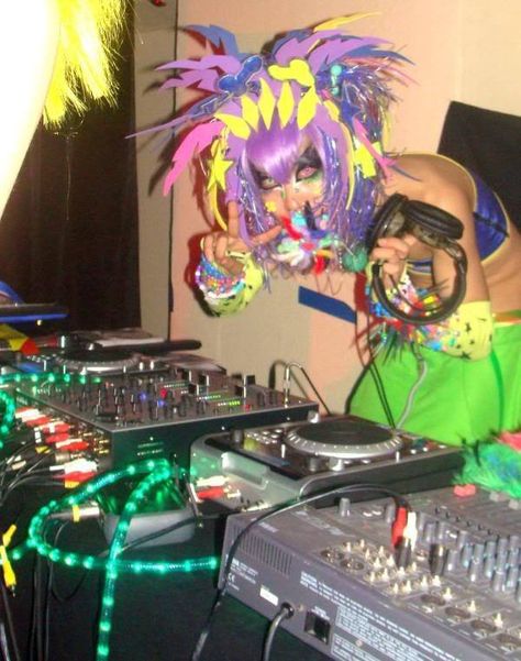 Rave Photography 90s, Rave Dj Aesthetic, Rave Hoodie Outfit, Dj Reference Pose, Candy Rave Outfit, Dj Pose Reference, Dj Setup Aesthetic, Female Dj Aesthetic, Dubstep Aesthetic