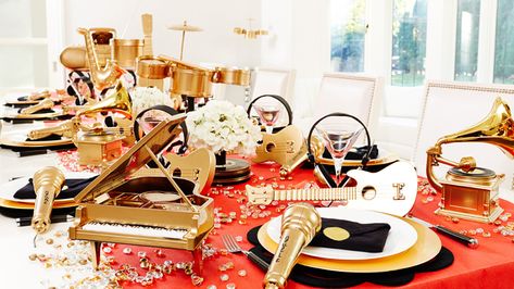 We Are In Love With This Seriously Lovely Grammy Awards Party Tablescape That Has Some Amazing Gold And Modern Ideas And Inspiration! Grammy Awards Party Ideas, Hollywood Party Theme, Grammy Party, Music Themed Parties, Awards Viewing Party, Red Carpet Party, Rock Star Party, Awards Party, Party Tablescapes