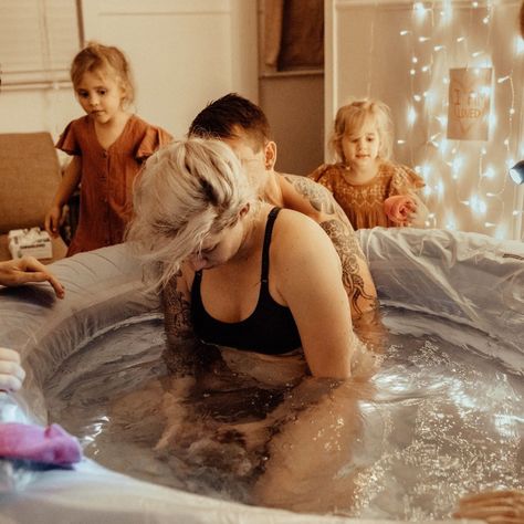 Home Water Birth Set Up, Homebirth Aesthetic, Home Birth Aesthetic, Home Birth Set Up, Homebirth Space Ideas, Natural Birth Photos, Birth Photography Homebirth, Water Birth Photography, Childbirth Photos