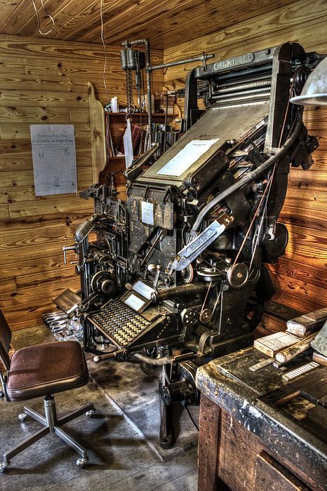 Linotype Machine, Mechanical Animals, Bg Design, Cabin Art, Light And Darkness, Relief Printing, White Shades, Black And White Artwork, White Artwork