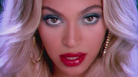 Girls United on Twitter: "More blue eye shadow with a red lip, please! 💄… " Beyonce Blow, Beyonce Makeup, Neon Lipstick, Beyonce Music, Video Makeup, Beyonce Knowles Carter, Beyoncé Giselle Knowles-carter, Beyoncé Giselle Knowles, Beyonce Queen