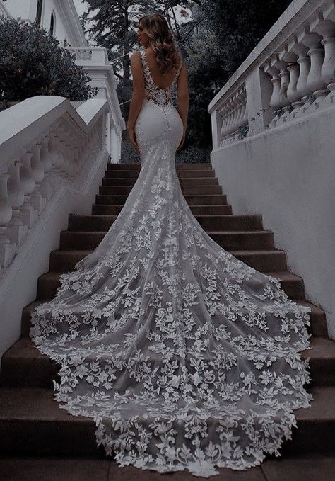 😍 Tight Wedding Dress, Extravagant Wedding Dresses, Wedding Dress Low Back, Extravagant Wedding, Long Train Wedding Dress, Classy Wedding Dress, Stylish Wedding Dresses, Pretty Wedding Dresses, Fancy Wedding Dresses