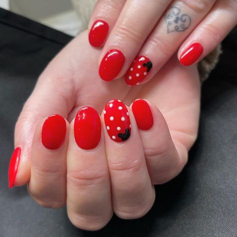 Red And White Minnie Mouse Nails, Minnie Mouse Nail Art Red, Disney Nails Acrylic Almond Simple, Minnie Nails Simple, Disney Nails Red And Black, Disney Nails Design Simple, Short Mickey Mouse Nails, Minnie Mouse Nails Simple, Disney Red Nails