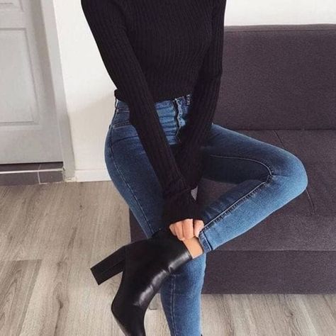 Aprende a usar tu prenda favorita para poder formar outfits elegantes con jeans para ir al trabajo o a una comida aquí en Mujer de 10 La entrada 10 outfits elegantes con jeans perfectos para ir a trabajar se publicó primero en Mujer de 10. Simple Winter Outfits, High Heeled Boots, Dressy Casual Outfits, Simple Fall Outfits, Outfit Jeans, Looks Chic, Dressy Outfits, Casual Winter Outfits, Fashion Mode