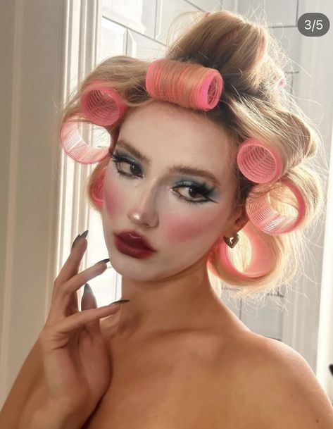 White Face Paint Makeup Looks, Vintage Doll Costume, Vintage Doll Makeup, Pink Drag Makeup, Vintage Clown Makeup, Aesthetic Halloween Makeup, Scary Halloween Makeup Looks, Play Aesthetic, Doll Make Up