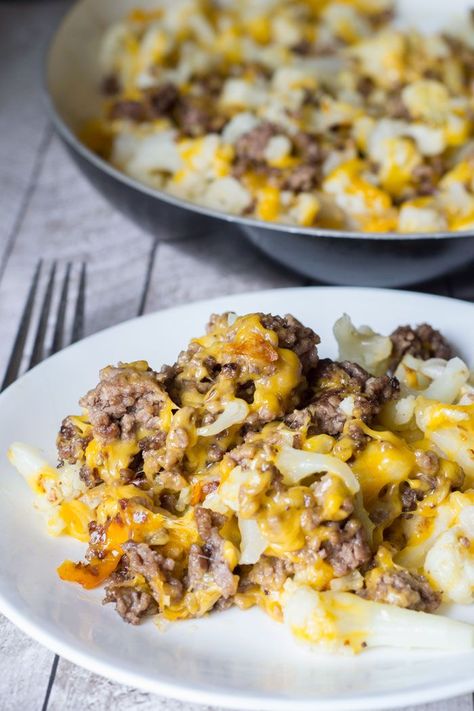 Cauliflower Ground Beef Hash - an easy, cheesy low carb dish! Beef Meals, Healthy Ground Beef, Ground Beef Recipes Healthy, Beef Hash, Lean And Green Meals, Easy Cheesy, Low Carb Dinner, Diet Keto, Cauliflower Recipes