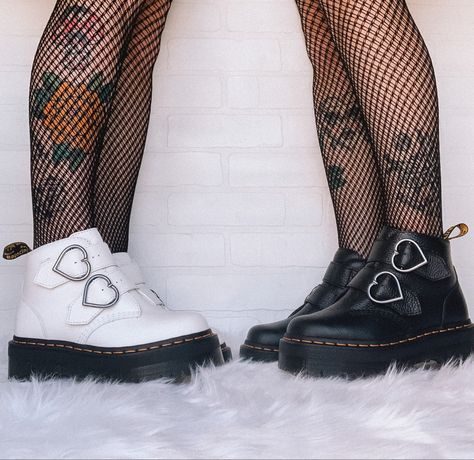 Dr Martens Devon Heart, Dr Martens Devon, Doc Martens Platform, Preppy Dark Academia, Heart Platforms, College Vibes, Doc Martens Outfit, Search Google, Fashion Grunge