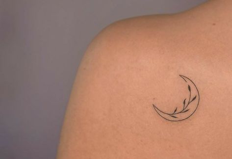 Crescent Moon Line Drawing, Moon On Collar Bone Tattoo, Small Dainty Moon Tattoo, Single Needle Moon Tattoo, Moon With Vines Tattoo, Moon Tattoo On Collarbone, Unique Collarbone Tattoos For Women, Crescent Moon Tattoo Shoulder, Shoulder Moon Tattoos For Women