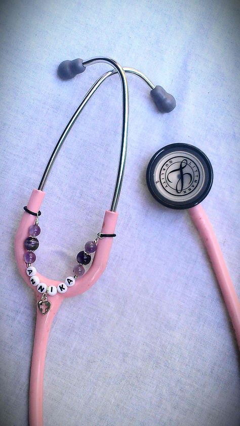 Stethescope jewelry! Stethoscope Decoration Ideas, Diy Stethoscope Id Tag, Cute Stethoscope, Best Stethoscope, Er Doctor, Stethoscope Accessories, Personalized Stethoscope, Name Chain, Stethoscope Charms