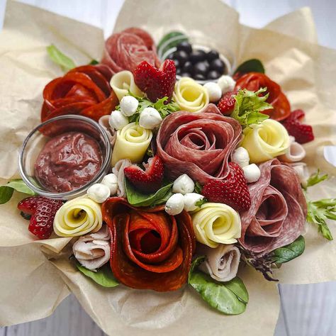 How To Make A Charming Charcuterie Flower Bouquet (with Video) - Maplevine Kitchen Charcuterie Flowers, Burrata Bruschetta Recipe, Charcuterie Bouquet, Burrata Bruschetta, Press Cookies, Chocolate Covered Blueberries, Cranberry Mustard, 50 Cake, Beautiful Boards