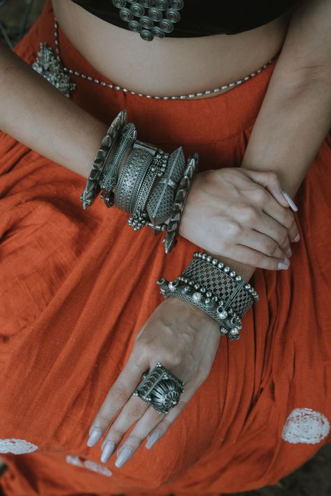 Oxidised Hand Jewellery, Bangles Outfit Style, Oxidised Rings Aesthetic, Oxidised Bangles Aesthetic, Gujju Aesthetic, Oxidised Jewellery Indian Outfit, Indian Jewelry Aesthetic, Antique Silver Jewelry Indian, Bangles Aesthetic