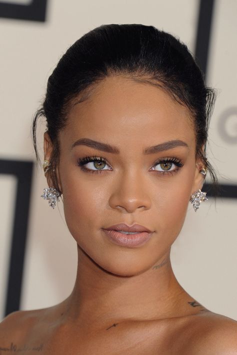 Rihanna California Makeup Looks, Rihanna Makeup, Red Carpet Beauty, Good Girl Gone Bad, Rihanna Style, Sleek Hairstyles, 1 Girl, Natural Makeup Looks, Giambattista Valli