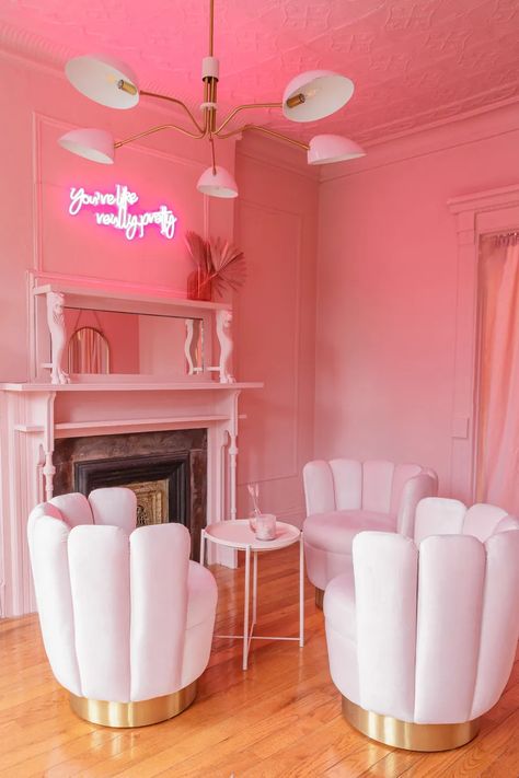 Pink Podcast Setup, Girly Podcast Aesthetic, Pink Podcast Studio, Pink Podcast Aesthetic, Girly Podcast, Podcast Studio Design Home, Podcast Aesthetic Studio, Podcast Aesthetics, Make Up Studio Interior