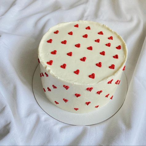 Viral Heart Cake, Cake With Hearts On It, Cake With Red Hearts, Birthday Cake With Hearts, Birthday Cake At Home, Hart Cake, Mini Heart Cake, Cake With Hearts, Birthday Cake Easy