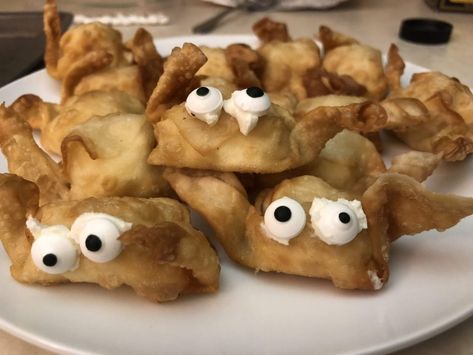 Wonton Bats, Holiday Theme Food, Animal Themed Food, Philo Dough, Halloween Charcuterie, Halloween Party Planning, Cream Cheese Wontons, Halloween Foods, Halloween Party Dinner