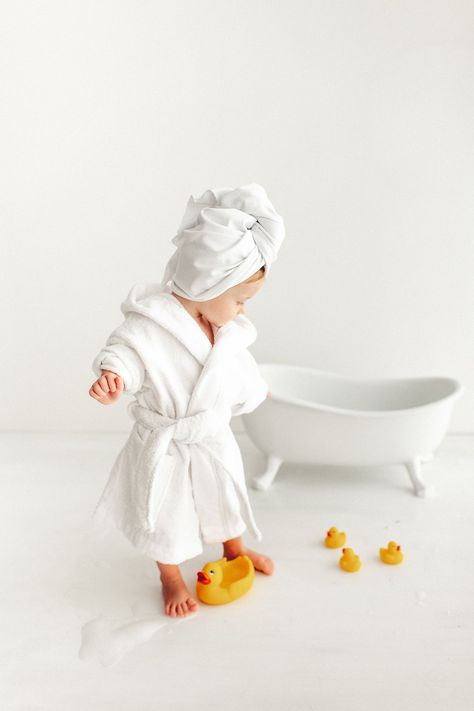 Baby Bath Photoshoot Ideas, Baby Bath Photoshoot, Baby Milk Bath, Newborn Photo Pose, Baby Fashion Newborn, Hipster Baby Clothes, Baby Spa, Toddler Bath