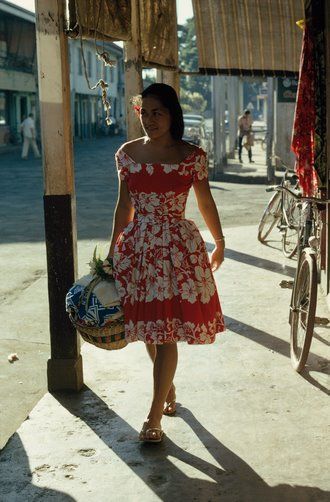 Tahitian woman in tropical sundress, in French Polynesia, France territory. Samoan Dress, Island Style Clothing, Polynesian Dress, Poly Dress, Vintage Street Style, Island Wear, Island Outfit, Island Dress, Bright Dress