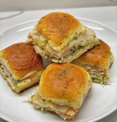 Hawaiian Roll Sliders Pesto, Pesto Sliders Recipes Hawaiian Rolls, Turkey Pesto Sliders, Hawaiian Roll Sliders Turkey And Cheese, Good For A Crowd, Pesto Sliders, Sliders On Hawaiian Rolls, Vegetarian Pesto, Italian Pesto