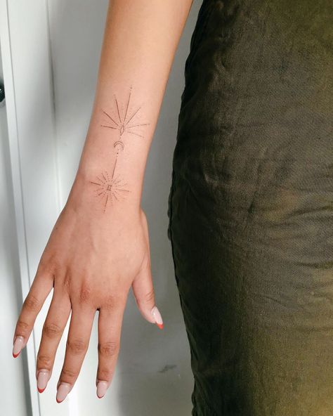 Wrist Adornment Tattoo, Adornment Tattoo, Wörter Tattoos, Gemini Tattoo, Zodiac Sign Tattoos, Zodiac Tattoo, Constellation Tattoos, Collar Bone Tattoo, Tattoo Script